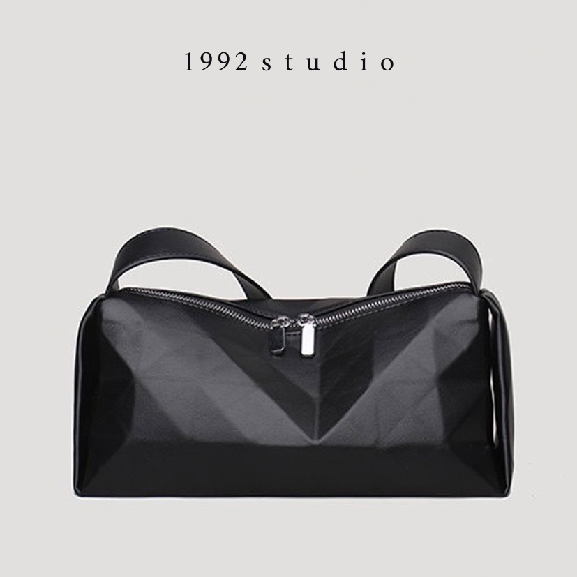 Túi xách unisex nam nữ/ 1992 s t u d i o/ DRAKE BAG/ Da dập hình thoi độc đáo, không thể hư form.