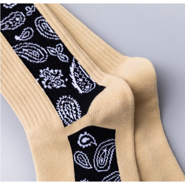 Vớ cao cổ dải dọc Hoa văn phong cách thể thao, trẻ trung, năng động dành cho cả Nam và Nữ.