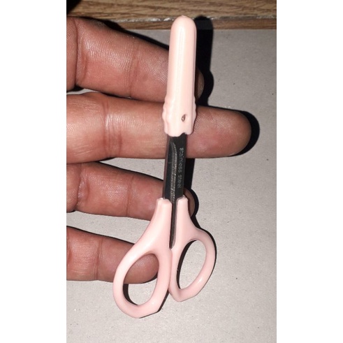 Một chiếc kéo mini dài 9 cm dùng cắt lông mi hoặc lông mũi bằng thép không gỉ có đầu bầu an toàn