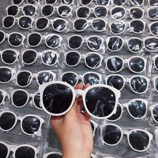 Kính đen Viền trắng siêu hót