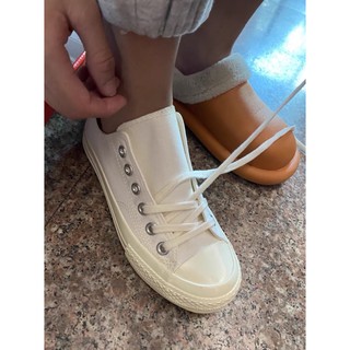 Giày sneaker buộc dây dáng basic dễ phối đồ