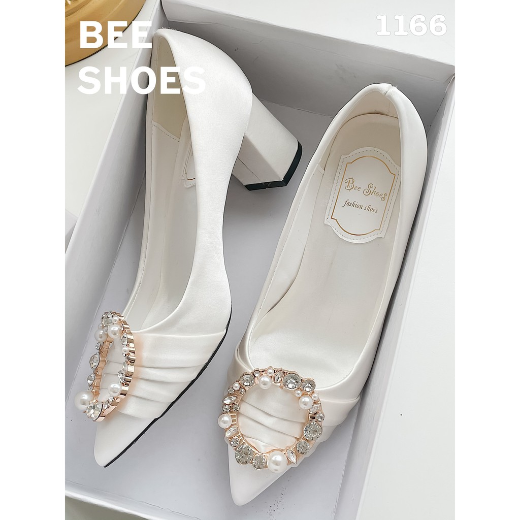 BEESHOES - GIÀY CAO GÓT NỮ MŨI NHỌN HỌA TIẾT ĐÁ TRÒN NGỌC - GIÀY CAO GÓT NỮ GÓT VUÔNG CAO 5 PHÂN SẴN MÀU TRẮNG 201166