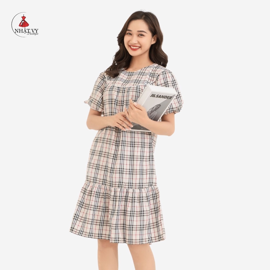 Đầm Công Sở NHẬT VY Suông Tùng Đuôi Cá Họa Tiết Caro Phối Cổ Viền Tay Phồng Chất Kate Có Túi - D2033