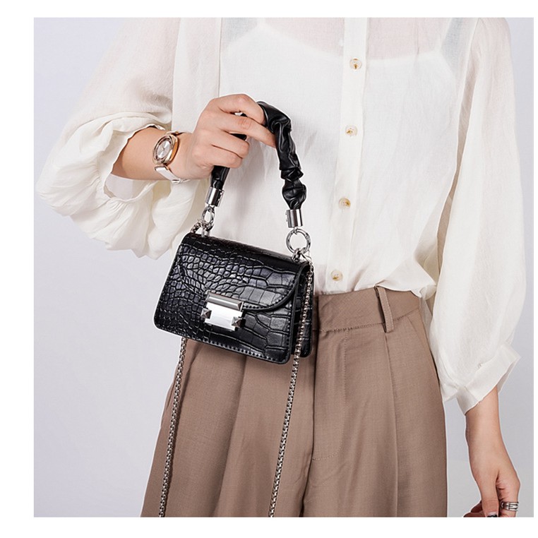 Túi đeo chéo nữ dáng vuông phối dây xích acrylic phong cách thời trang cho phái nữ