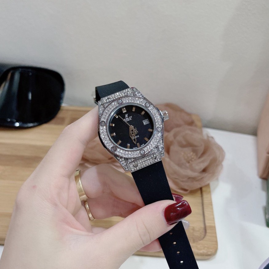 Đồng hồ nữ Hublot mặt tròn đính viền đá dây cao su thơm vani cao cấp DHN601