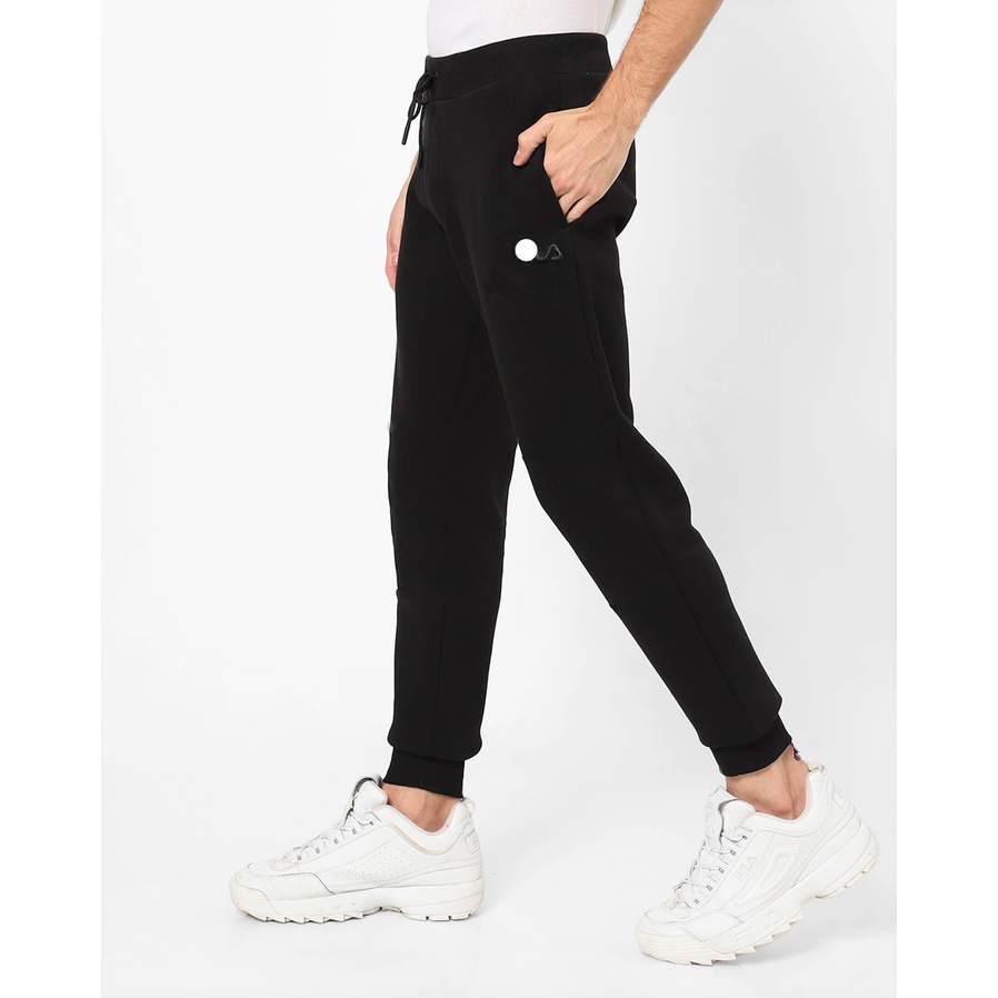 Quần Jogger FIL/\ dành cho Nam. Màu Đen. Chất vải sweat da cá, mặc được cả 4 mùa trong năm. Dây rút tiện lợi.