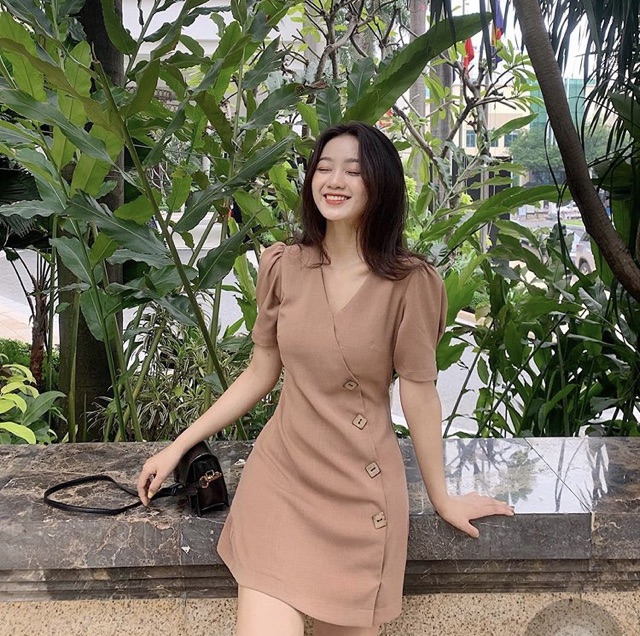 Đầm trắng chéo nút gỗ vuông - Van Dress | BigBuy360 - bigbuy360.vn