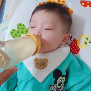 Yếm khăn thêu hình gấu cho bé