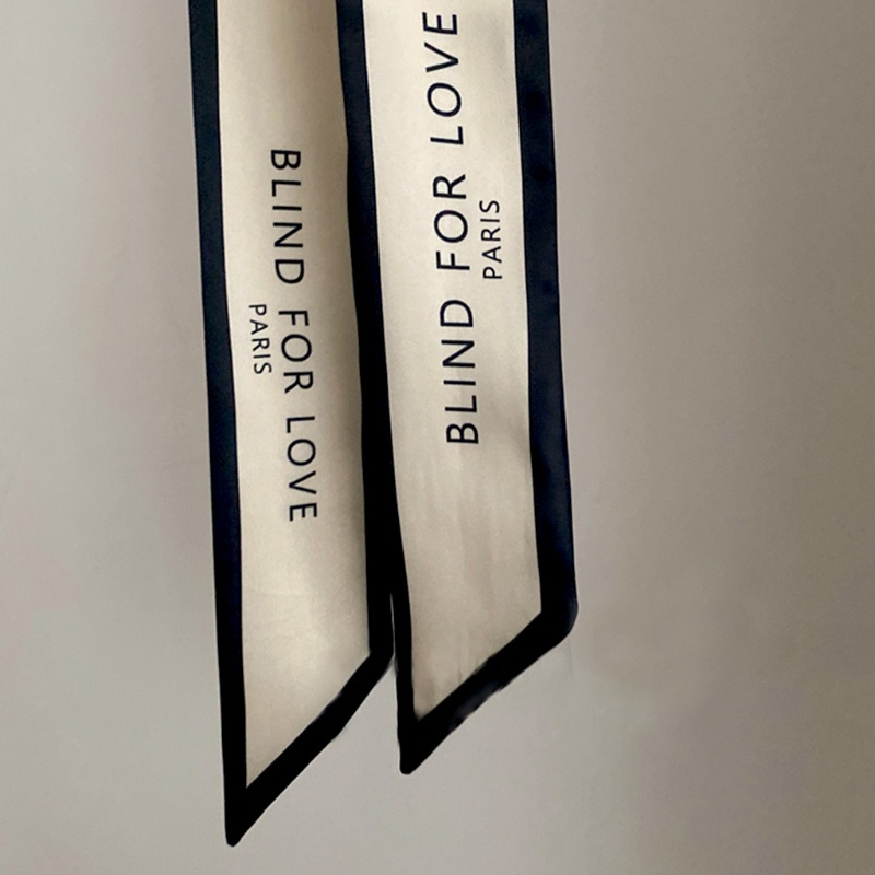 Khăn Satin Dài In Chữ Phối Màu Tương Phản Phong Cách Vintage