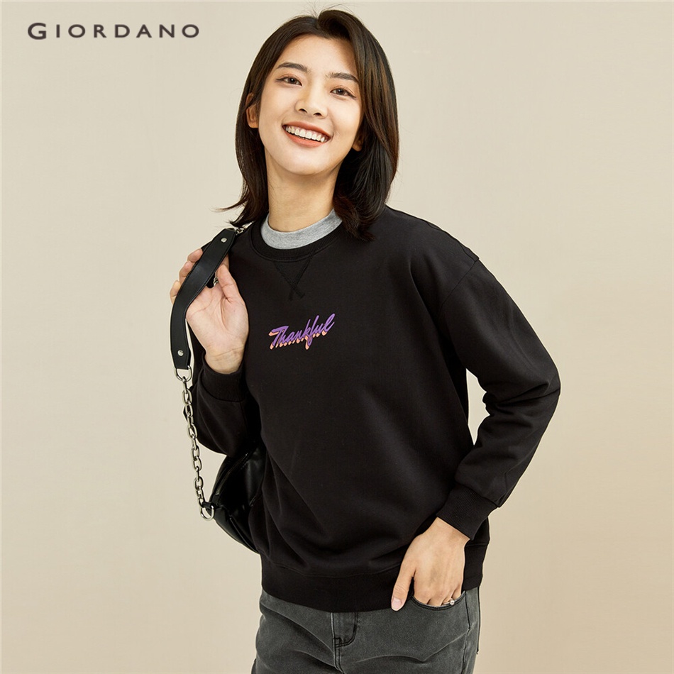 Áo nỉ Giordano 13391763 dành cho nữ thiết kế chui đầu cổ tròn tay áo thả vai dáng rộng in chữ Anh cá tính thời trang