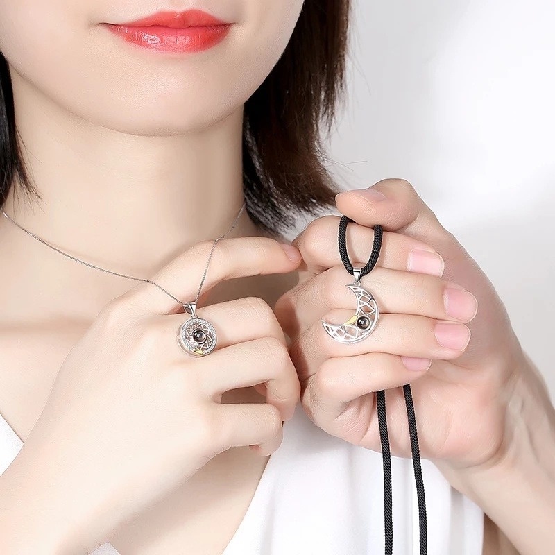 Bộ 2 Vòng cổ Mặt Trăng / Mặt Trời Từ Tính Sáng Tạo Cho Cặp Đôi 100 Ngôn Ngữ