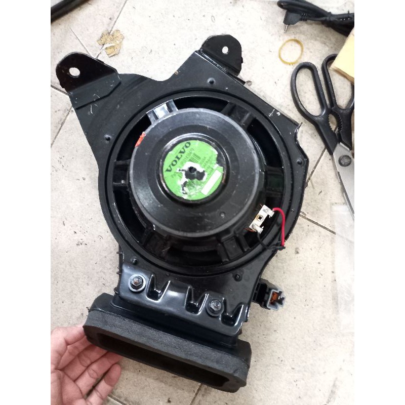 Súp xe hơi XC40 rã xe ra loa khoảng 20cm.