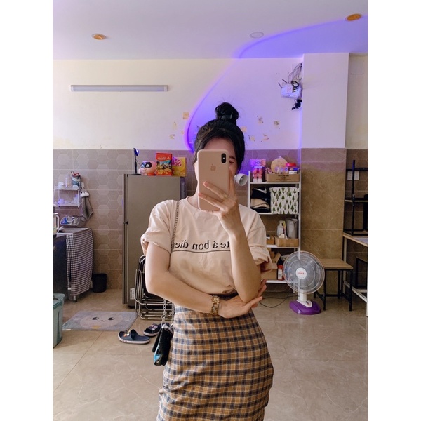 set áo thun kèm chân váy caro dài vintage (hình thật shop Thảo Nhỏ Store chụp phía sau )