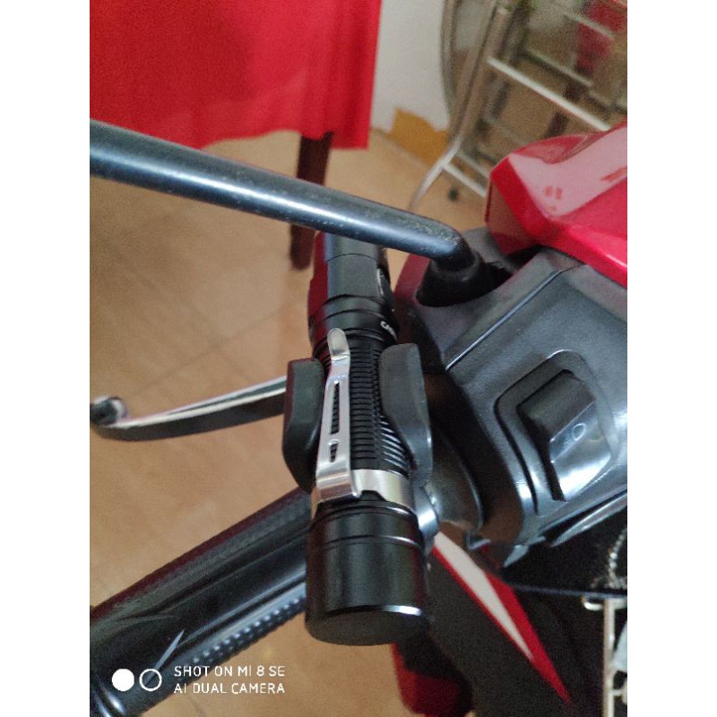 Kẹp đèn pin gắn xe máy, xe đạp