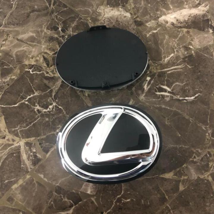 Logo biểu tượng truớc xe Lexus - Chất liệu: Nhựa PMMA + Phủ thủy tinh hữu cơ cơ