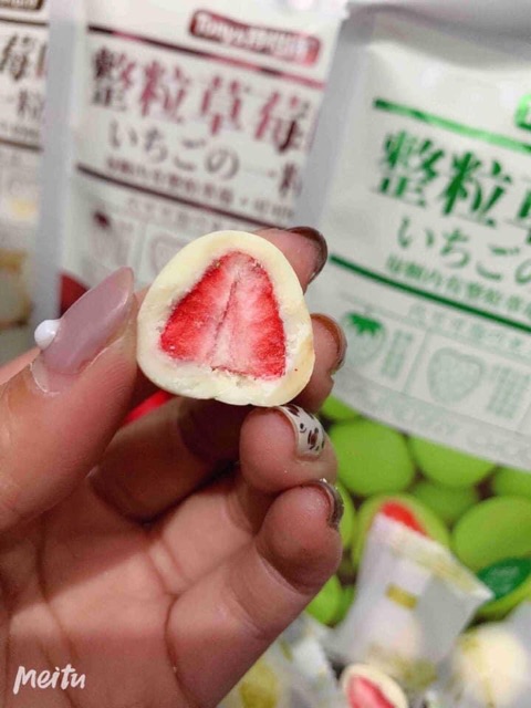 1 Gói kẹo sô cô La bọc dâu Tây vị truyền thống hàng chuẩn Nội địa