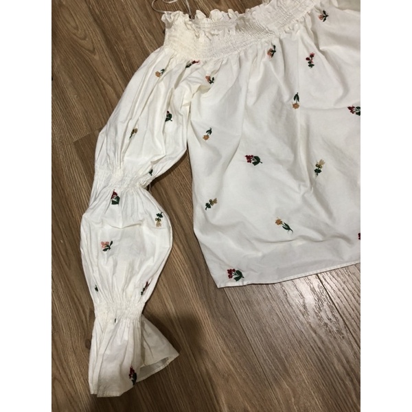 Pass áo trễ vai trắng zara