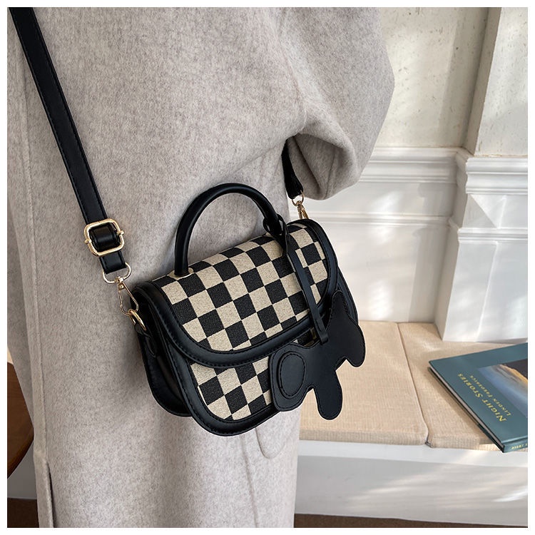 Túi  xách đeo chéo kẻ caro hot trend