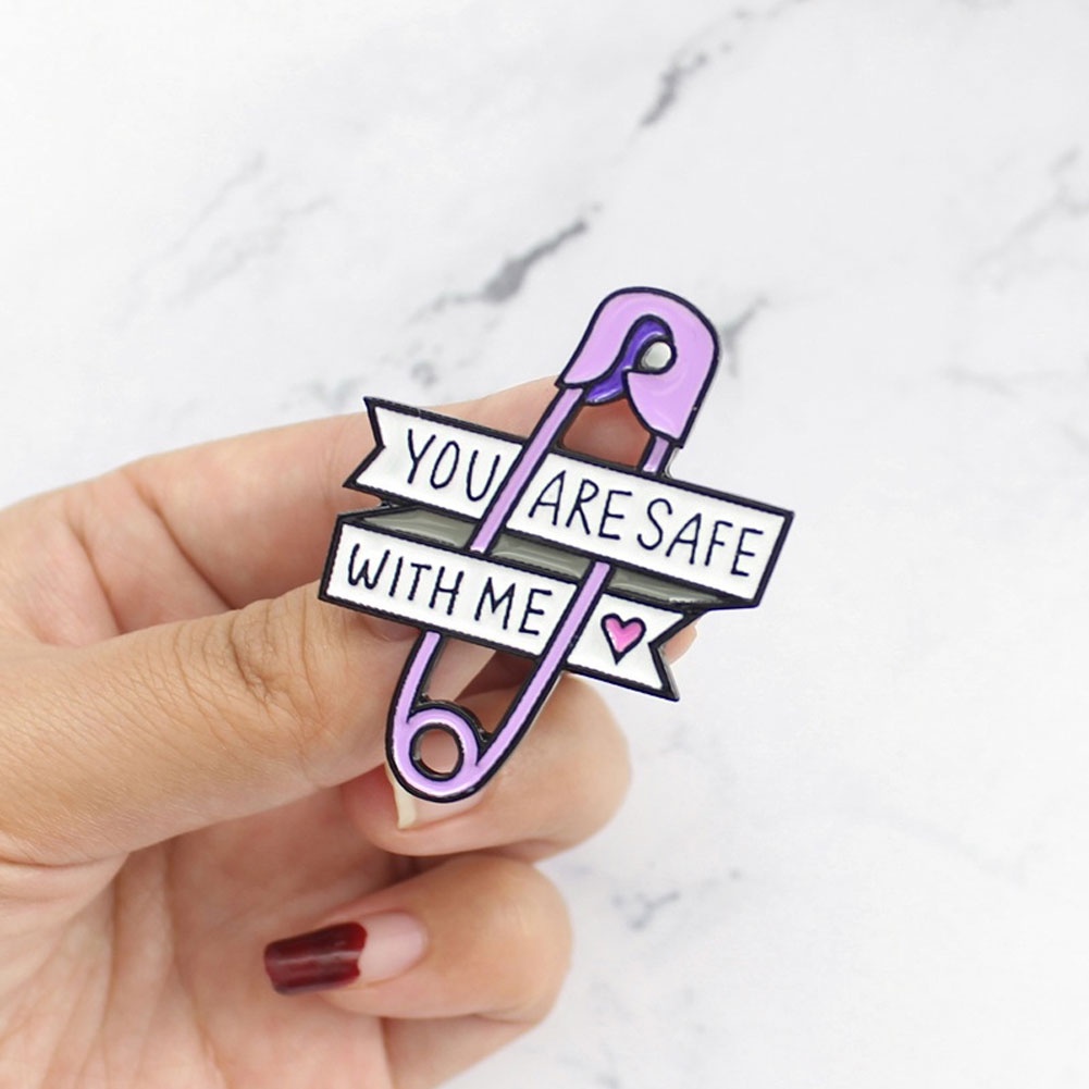Ghim cài áo kim loại chữ You are an toàn thời trang cho nữ