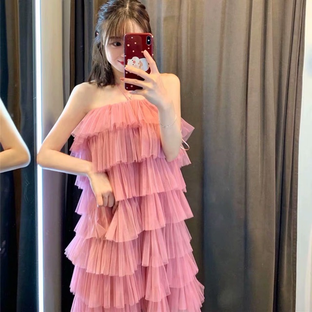 Váy hồng xếp tầng
