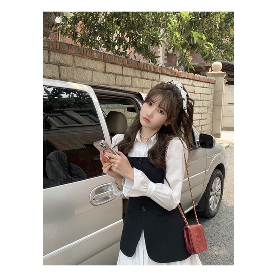 Set áo hai dây đen kèm váy sơ mi