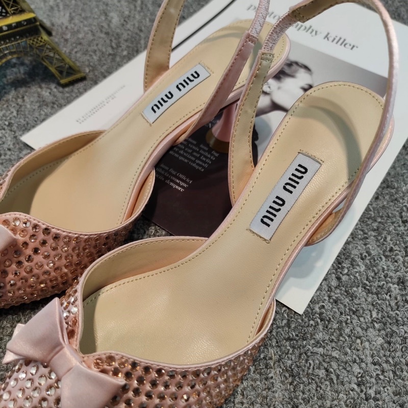 Giày cao gót nữ Miumiu thiết kế mũi nhọn gót hở có dây trang trí nơ đính hạt đi êm chân