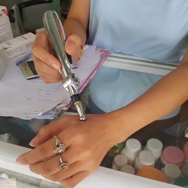 Máy châm cứu điều trị khớp