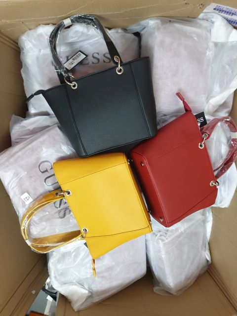 Túi cầm tay guess