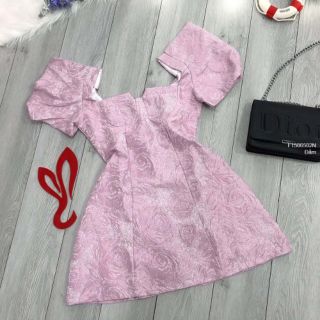 Đầm gấm cổ vuông tay phồng!