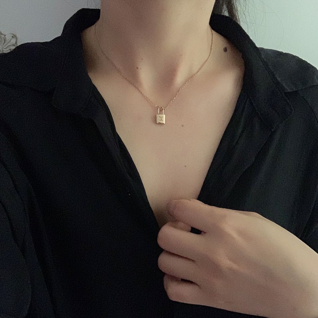 Dây chuyền thép mạ vàng 18K khắc chữ V khóa nhỏ phong cách tối giản