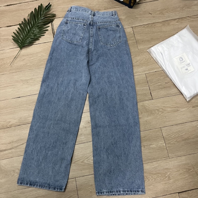 Quần jean ống suông màu sắc cơ bản cổ điển. Phong cách đơn giản, mặc rất thoải mái! | BigBuy360 - bigbuy360.vn