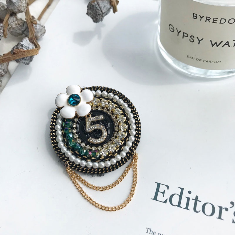 Ghim cài áo hình 5 bông hoa đính ngọc trai sang trọng