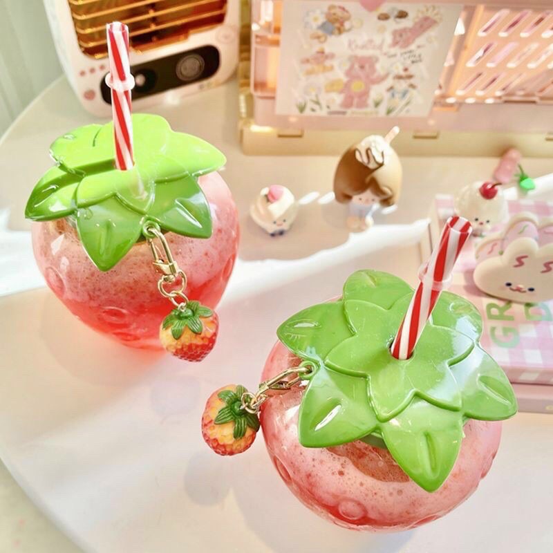 Cốc đựng nước hình quả dâu tây - bình nhựa 500ml kèm theo móc khoá dâu tây trang trí cute