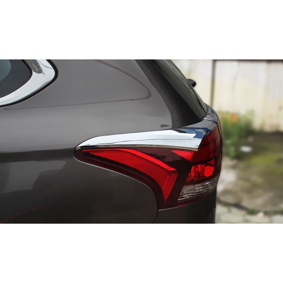 Ốp viền đèn hậu phía sau Mitsubishi Outlander 2016-2022