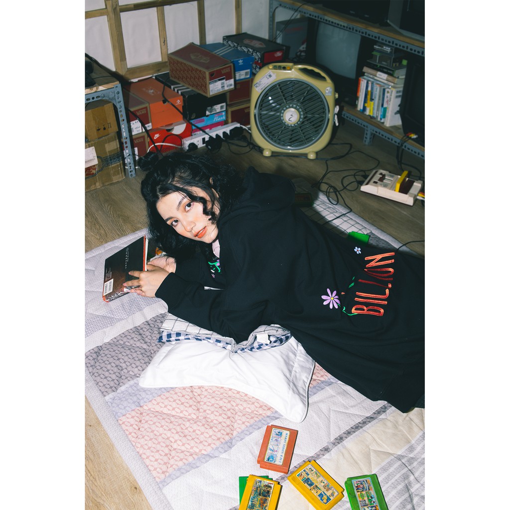 Áo Hoodie Nữ Black Floral Hoodie Billion Gen | BigBuy360 - bigbuy360.vn