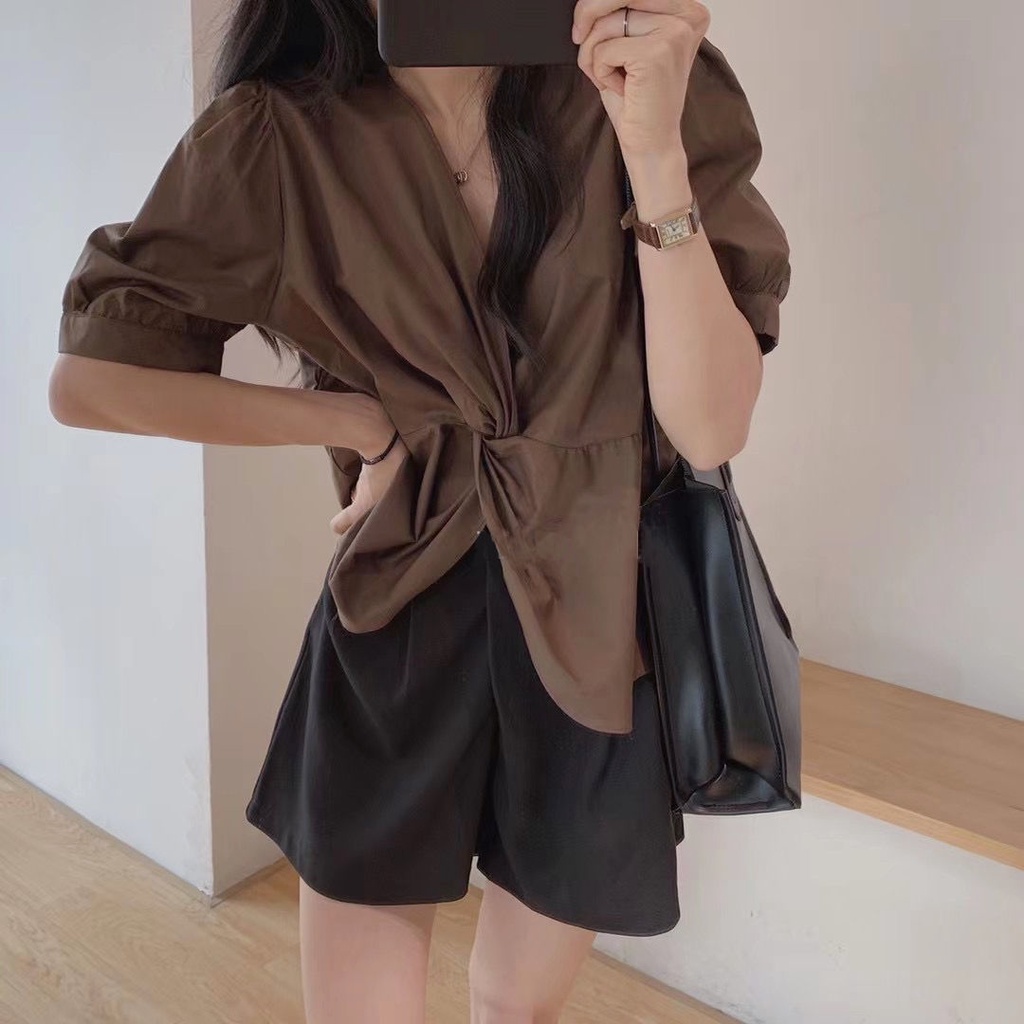 Bộ đồ hai mảnh áo cổ chữ V và quần