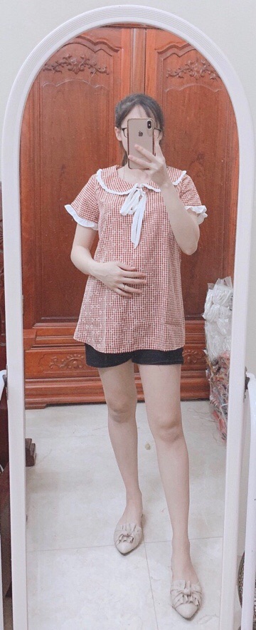 Áo bầu cổ nơ đáng yêu.