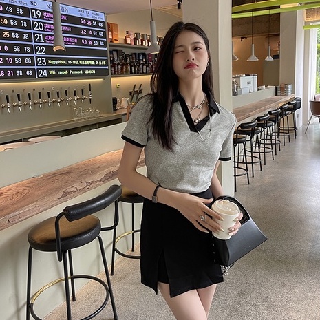 Áo thun tay ngắn cổ chữ V màu tương phản phong cách Hàn Quốc cho nữ