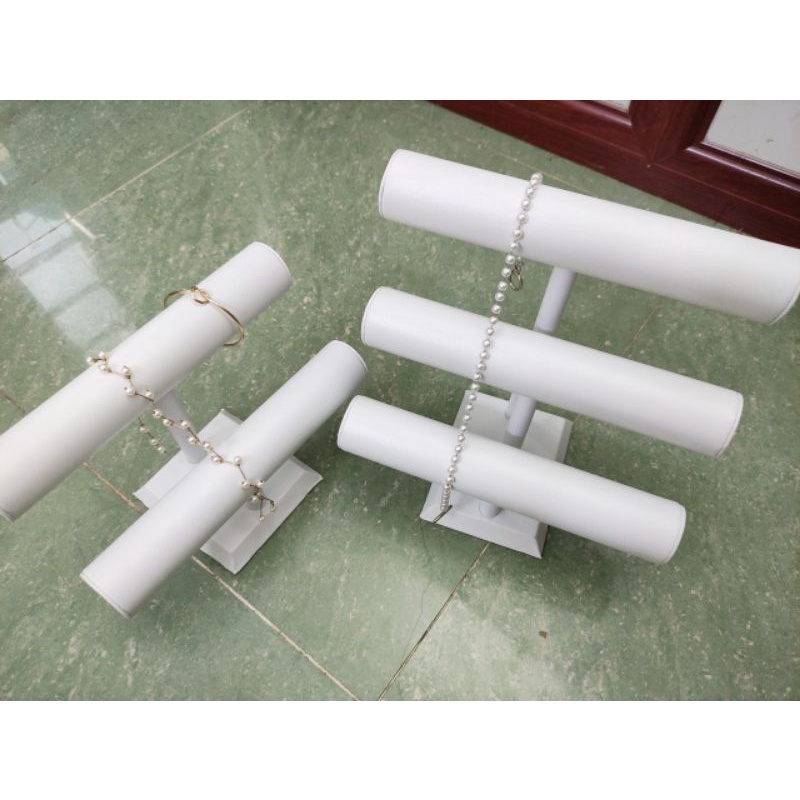 Kệ trưng bày vòng tay màu trắng bằng da