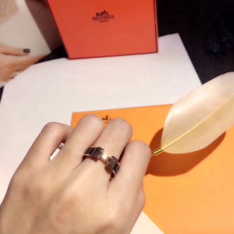 Nhẫn vàng hồng kết hợp gốm sứ mặt cắt logo Hermes phiên bản mô phỏng