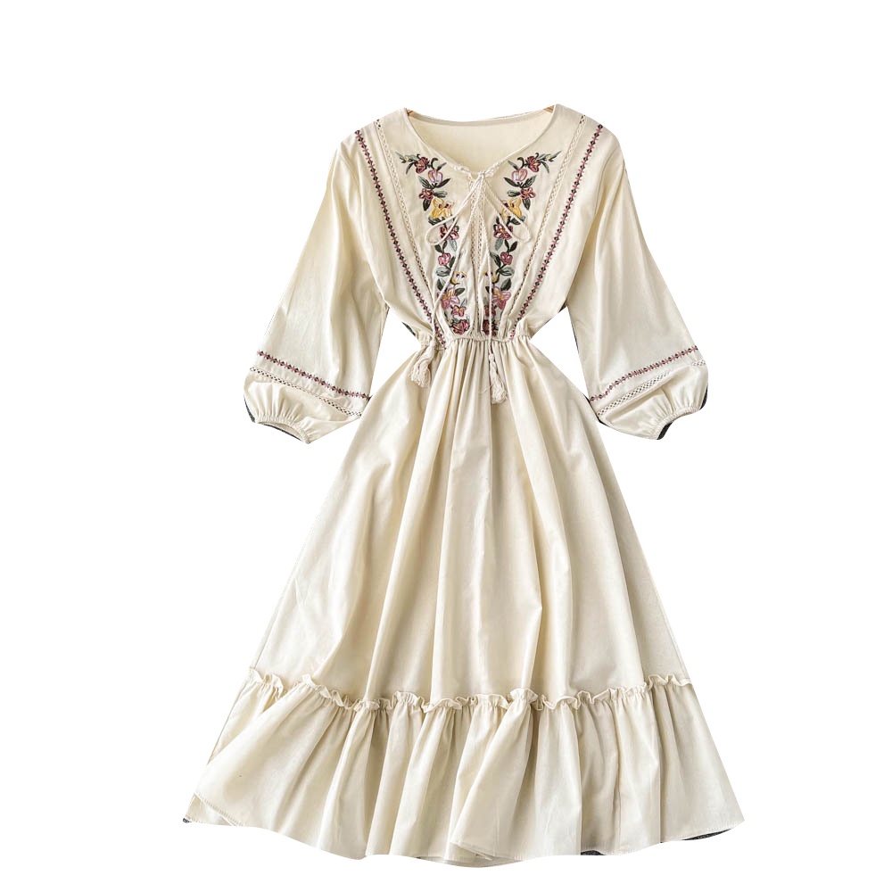 Váy boho trắng thêu hoa kiểu dáng vintage