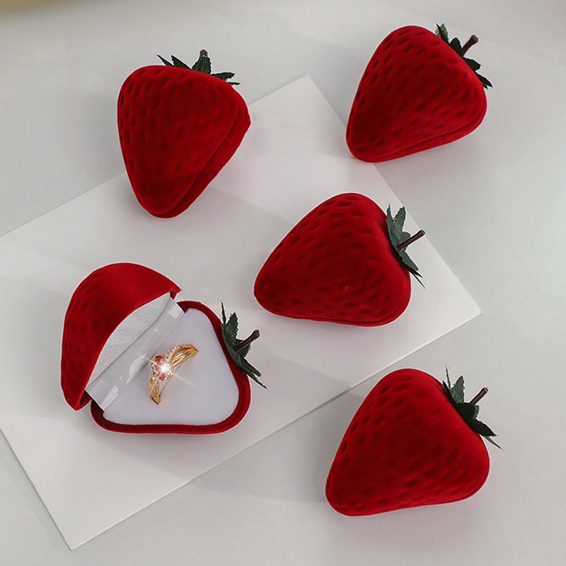 Hộp đựng nhẫn chất liệu nhung thiết kế hình quả dâu tây xinh xắn