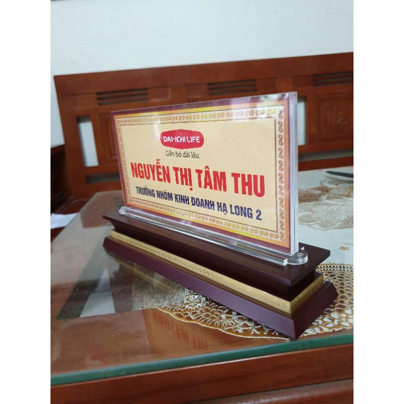 biển chức danh mica đế gỗ