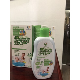Nước tắm thảo dược cho bé