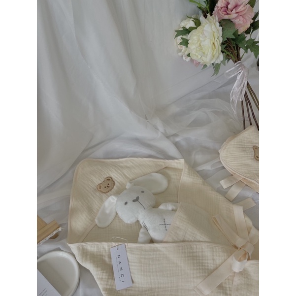 Khăn ủ choàng thêu gấu Muslin mềm em bé nanci room