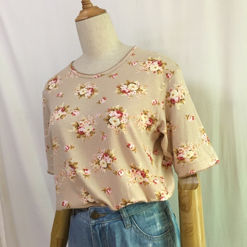 Áo thun Dual Berge Daisy- Nhật vải cotton in hoa hồng dáng xuông dài cổ tròn tay ngắn si tuyển