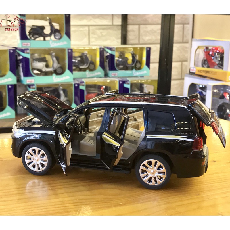 Xe mô hình hợp kim Toyota Landcruiser V8 tỉ lệ 1:24 hãng XLG màu đen