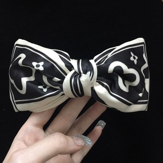 Bờm Nơ Lụa Logo Hoa 4 Cánh Sang Chảnh