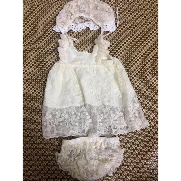 đầm sơ sinh cho bé mặc đầy tháng. chất liệu ren lưới cho bé mặc mùa hè xinh yêu lắm ạ. nguyên sét 3 chu tiết như hình 🥰🥰