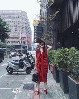 Váy kẻ đỏ